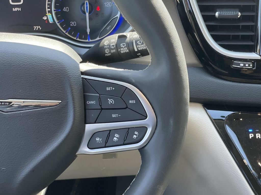 Used 2024 Chrysler Pacifica Touring-L FWD image 10