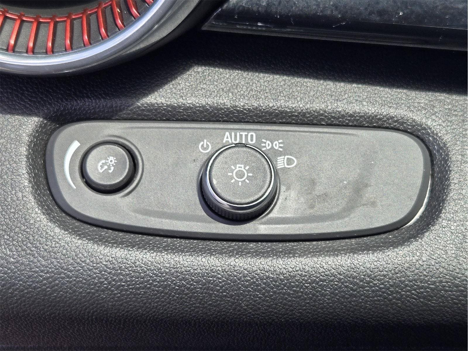 Used 2025 Chevrolet Trax RS w/ Driver Confidence Package FWD image 19