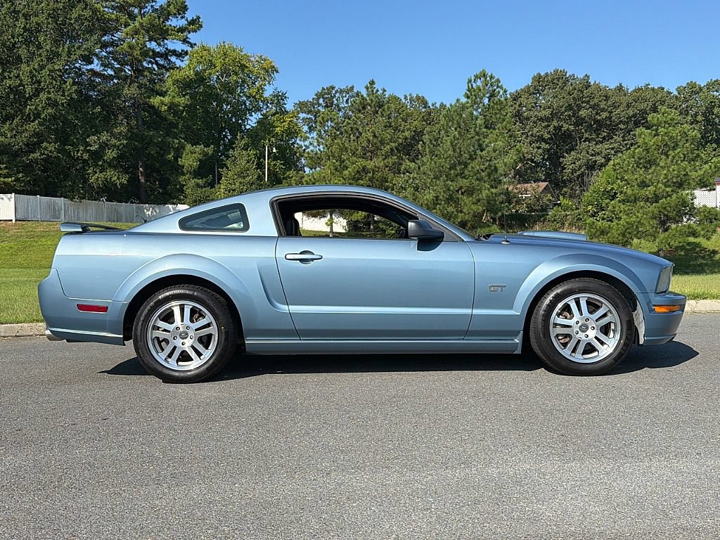 Used 2005 Ford Mustang GT RWD image 2