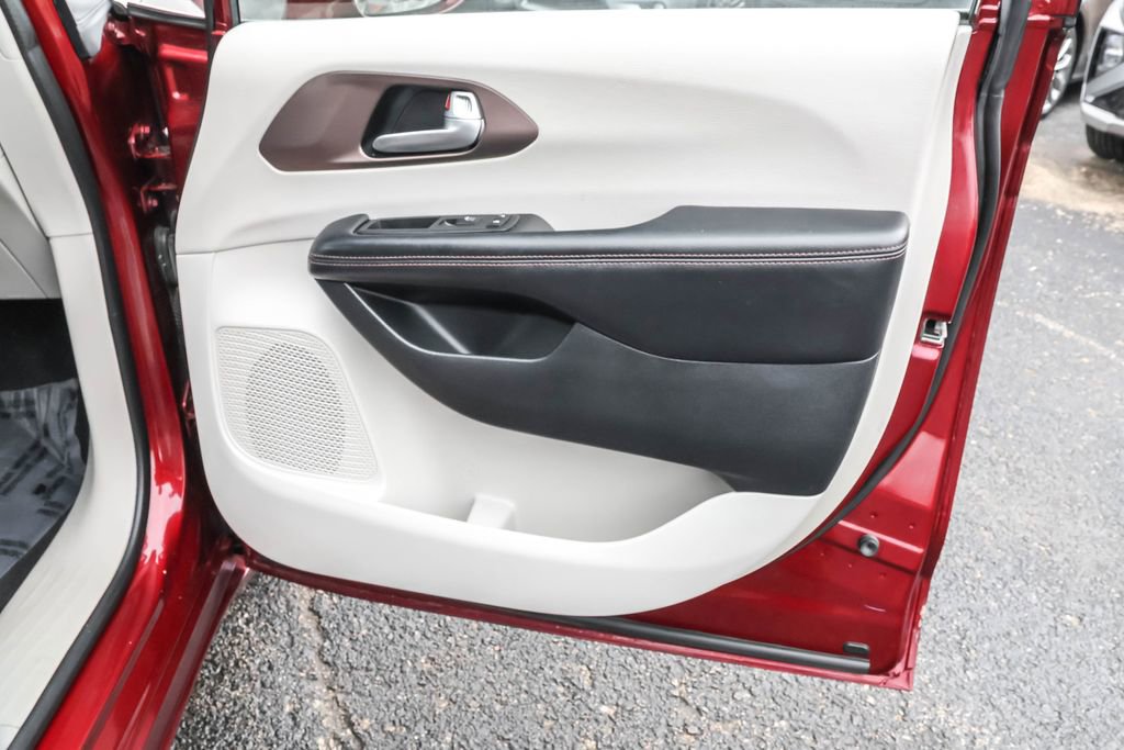 Used 2017 Chrysler Pacifica Touring-L image 36