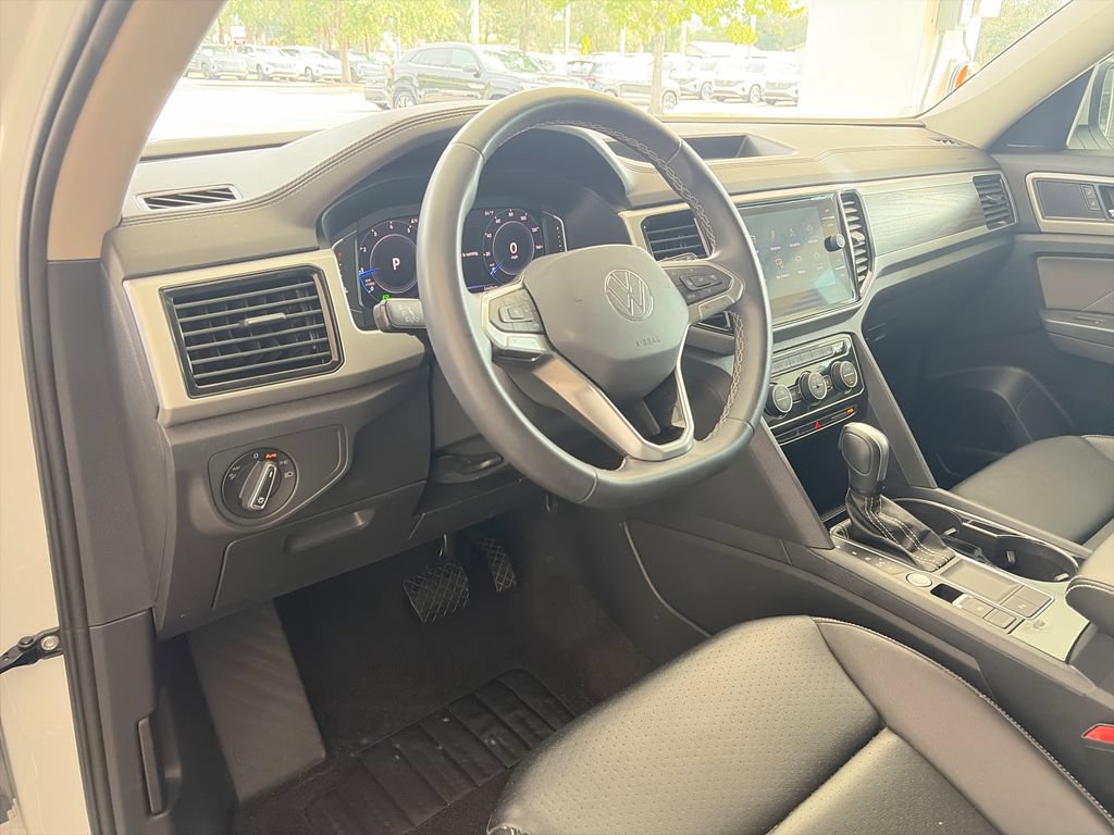 Certified 2023 Volkswagen Atlas SE w/ Black Wheel Package FWD image 12