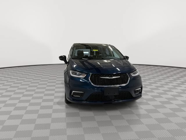 Used 2024 Chrysler Pacifica Touring-L FWD image 3