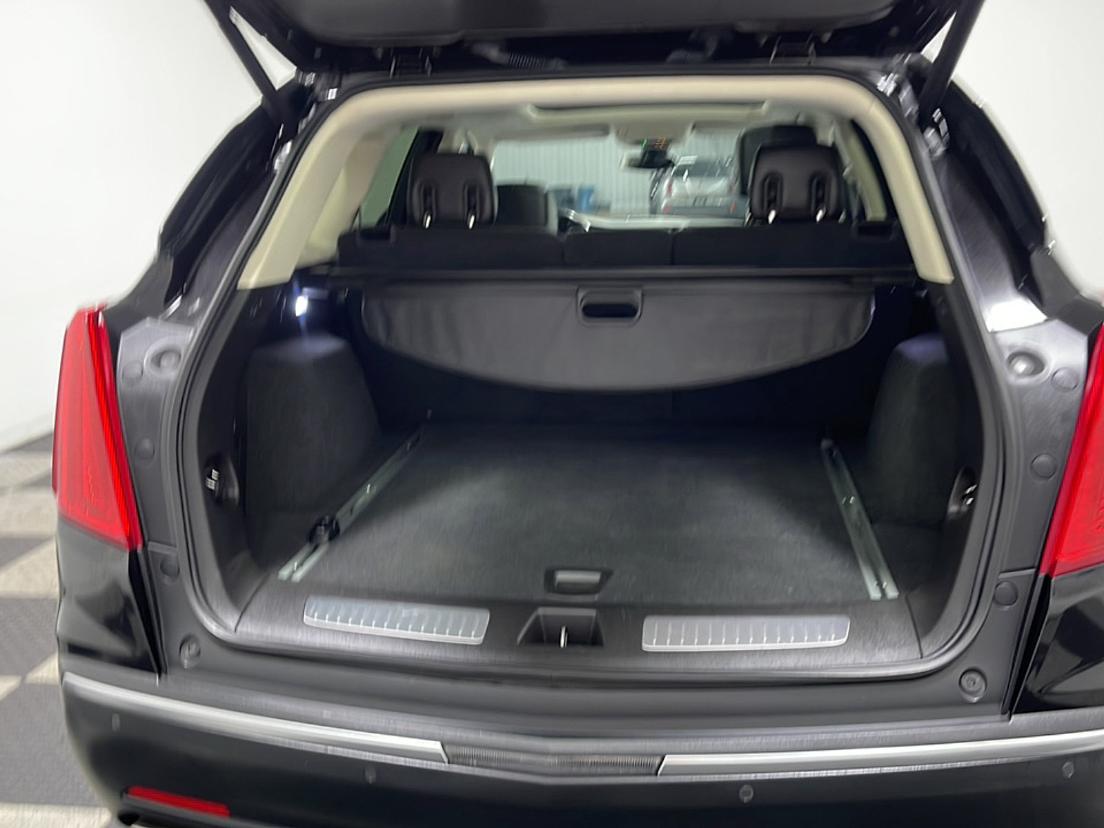 Used 2018 Cadillac XT5 Luxury w/ Driver Awareness Package FWD image 18