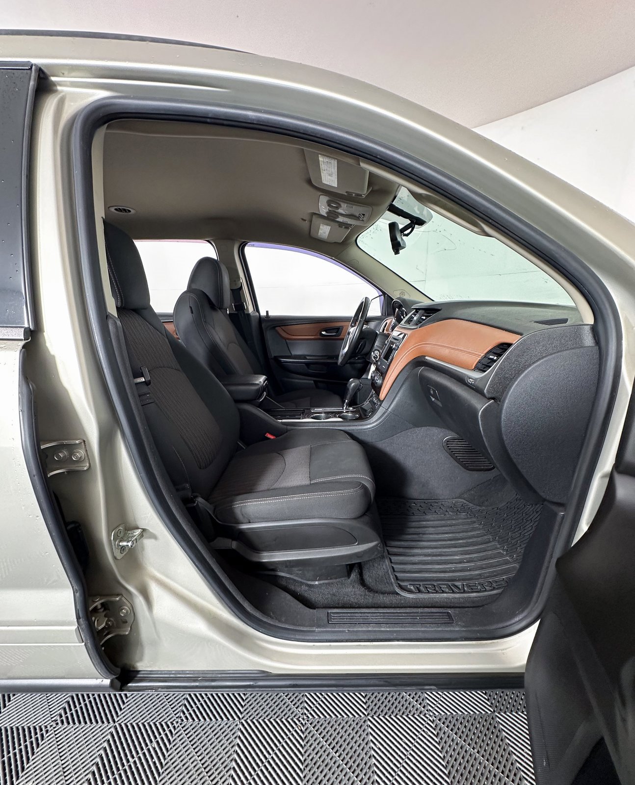 Used 2016 Chevrolet Traverse LT w/ Style and Technology Package image 5