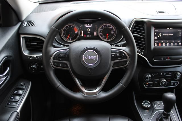 Used 2019 Jeep Cherokee Latitude Plus w/ Cold Weather Group AWD/4WD image 18