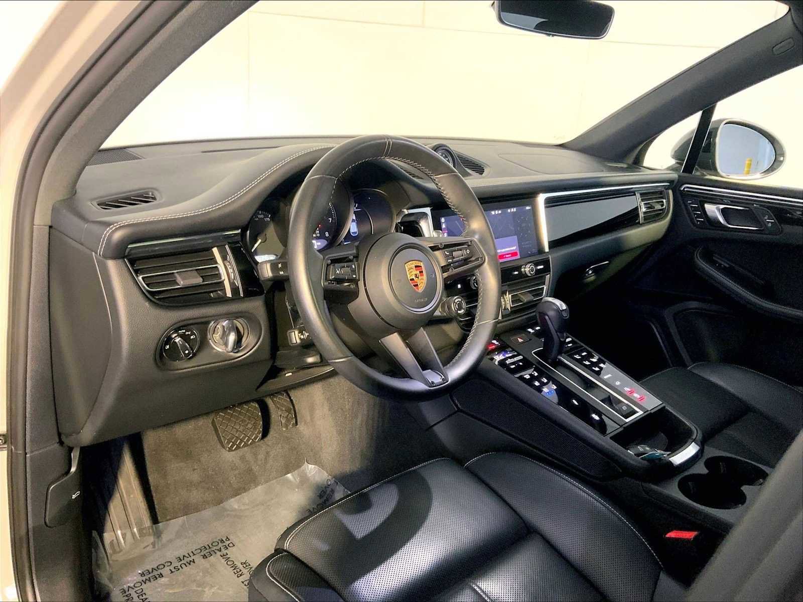 Certified 2023 Porsche Macan Turbo image 4