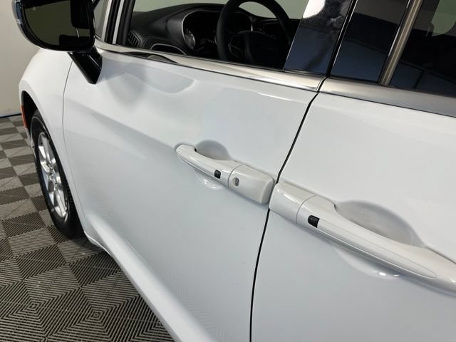 Used 2026 Chrysler Pacifica Select FWD image 13