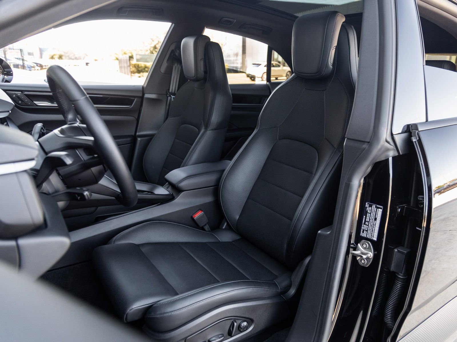 Certified 2025 Porsche Macan Electric image 5