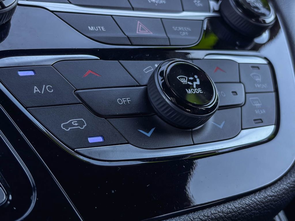 Used 2025 Chrysler Pacifica Premium image 32