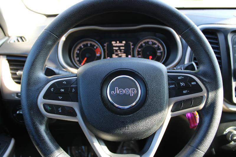 Used 2017 Jeep Cherokee Sport FWD image 9