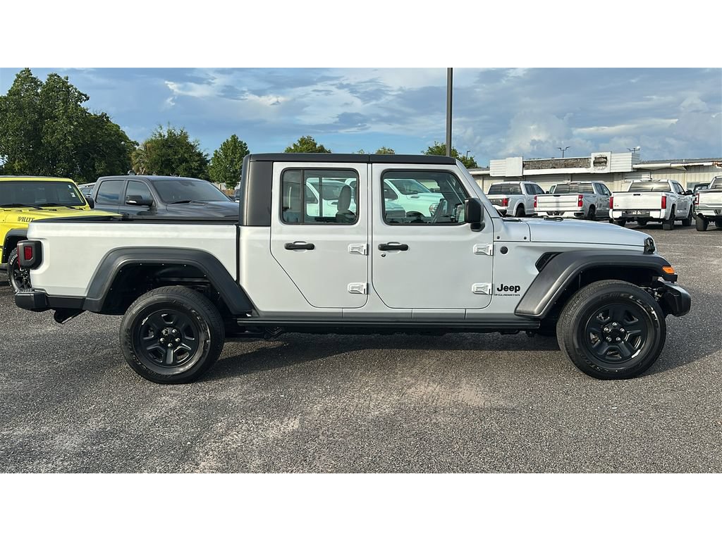 Used 2024 Jeep Gladiator Sport AWD/4WD image 7