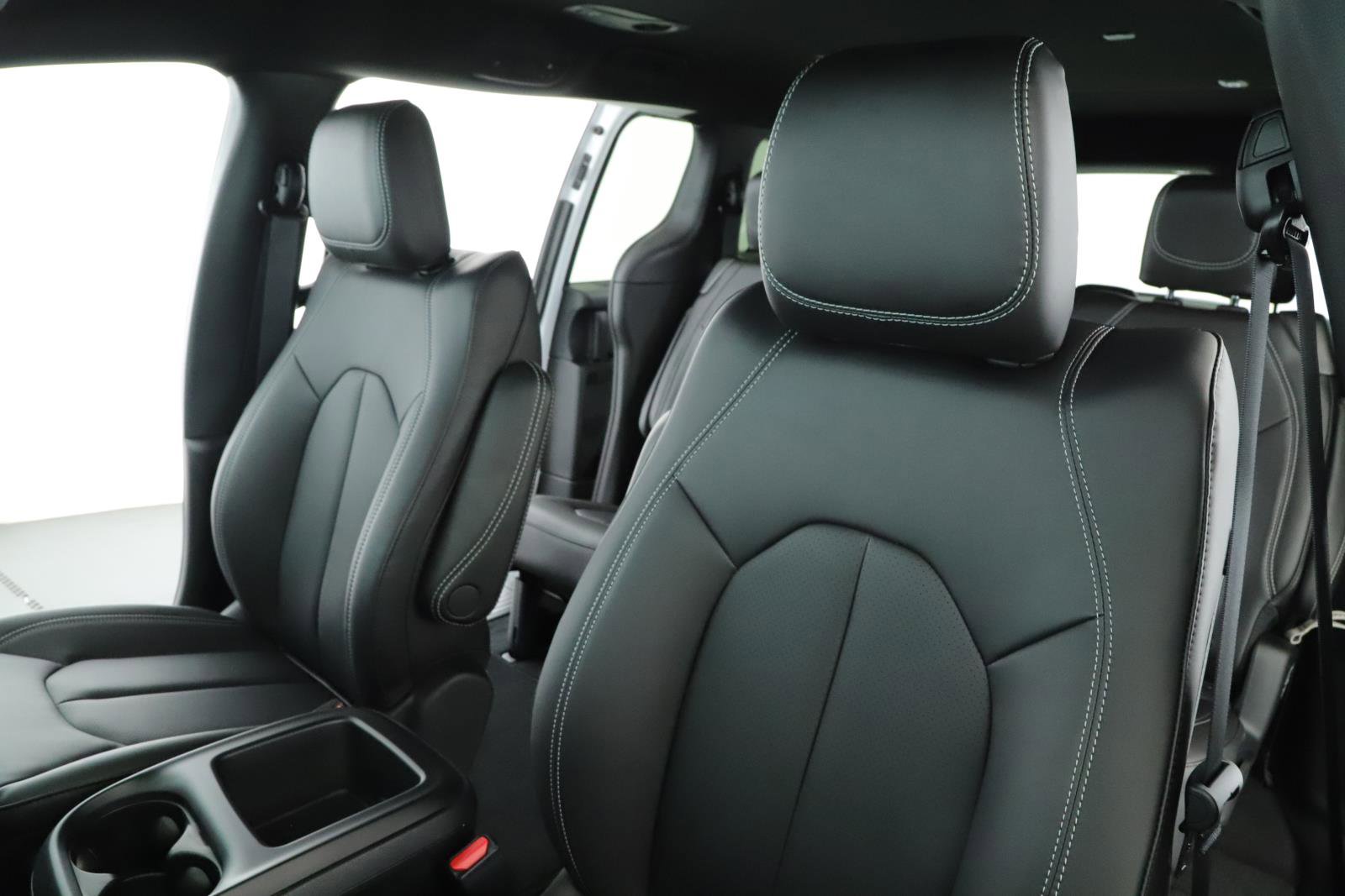 New 2026 Chrysler Pacifica Select image 4