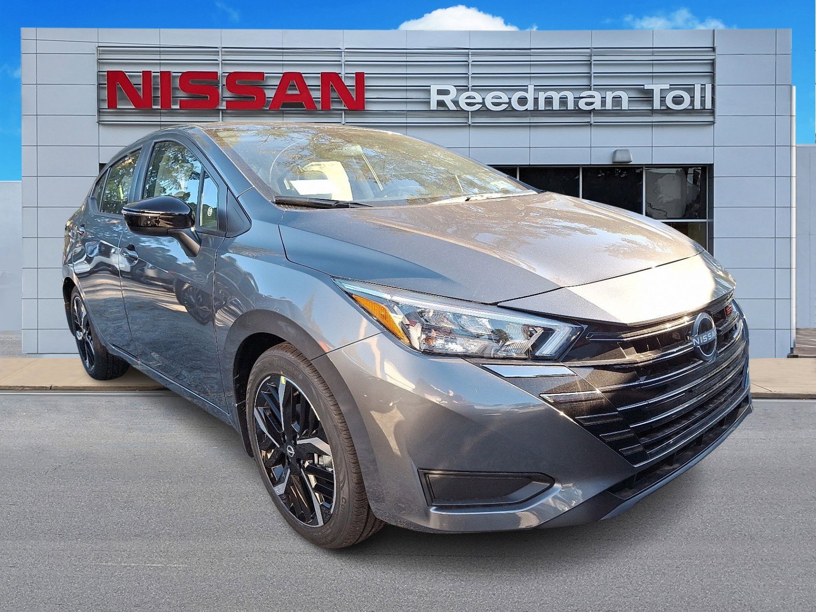 New 2025 Nissan Versa SR w/ Trunk Package FWD image 1
