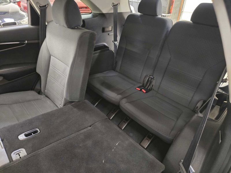 Used 2020 Kia Sorento LX FWD image 9