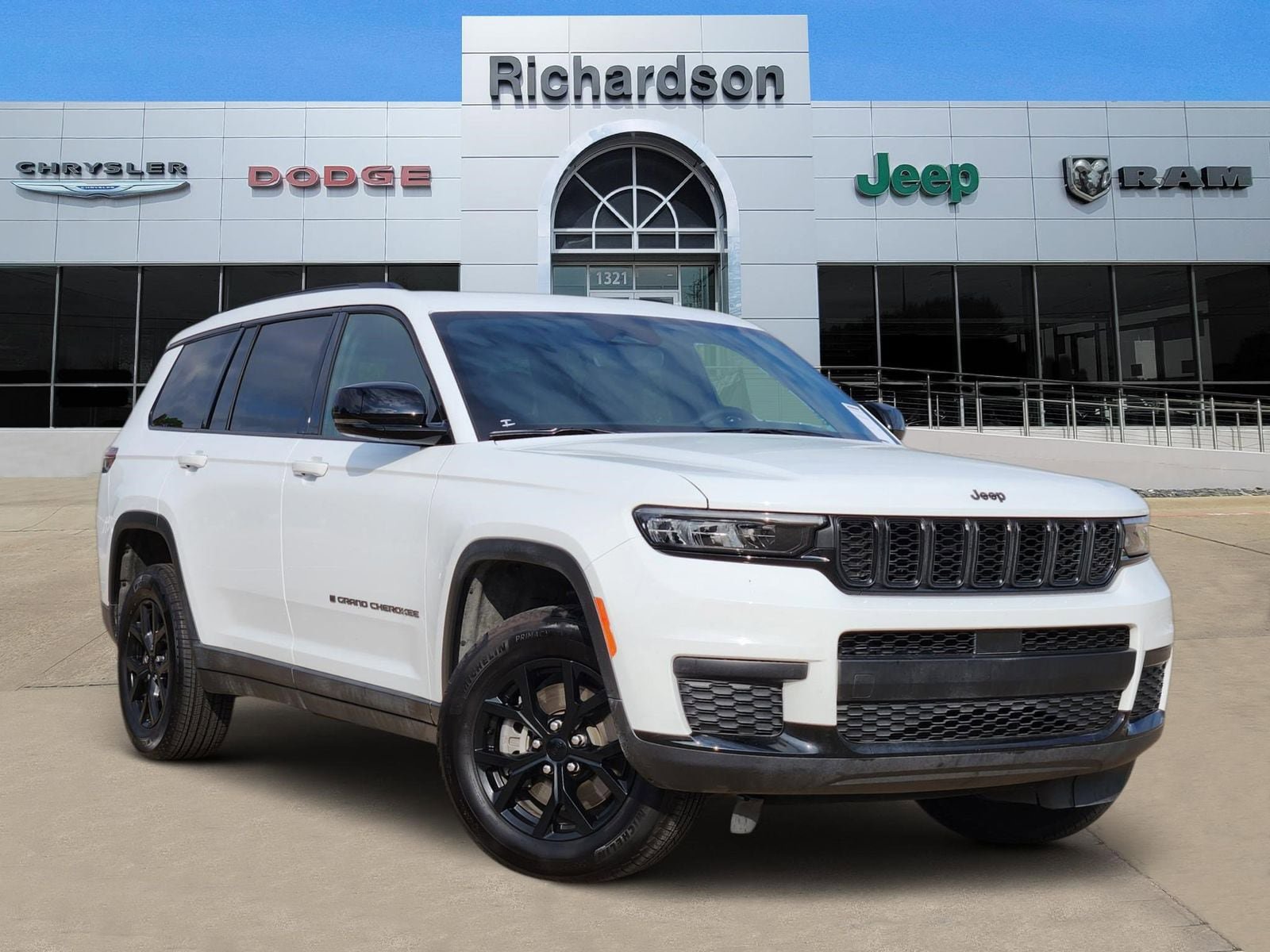 Used 2024 Jeep Grand Cherokee L Altitude AWD/4WD image 1