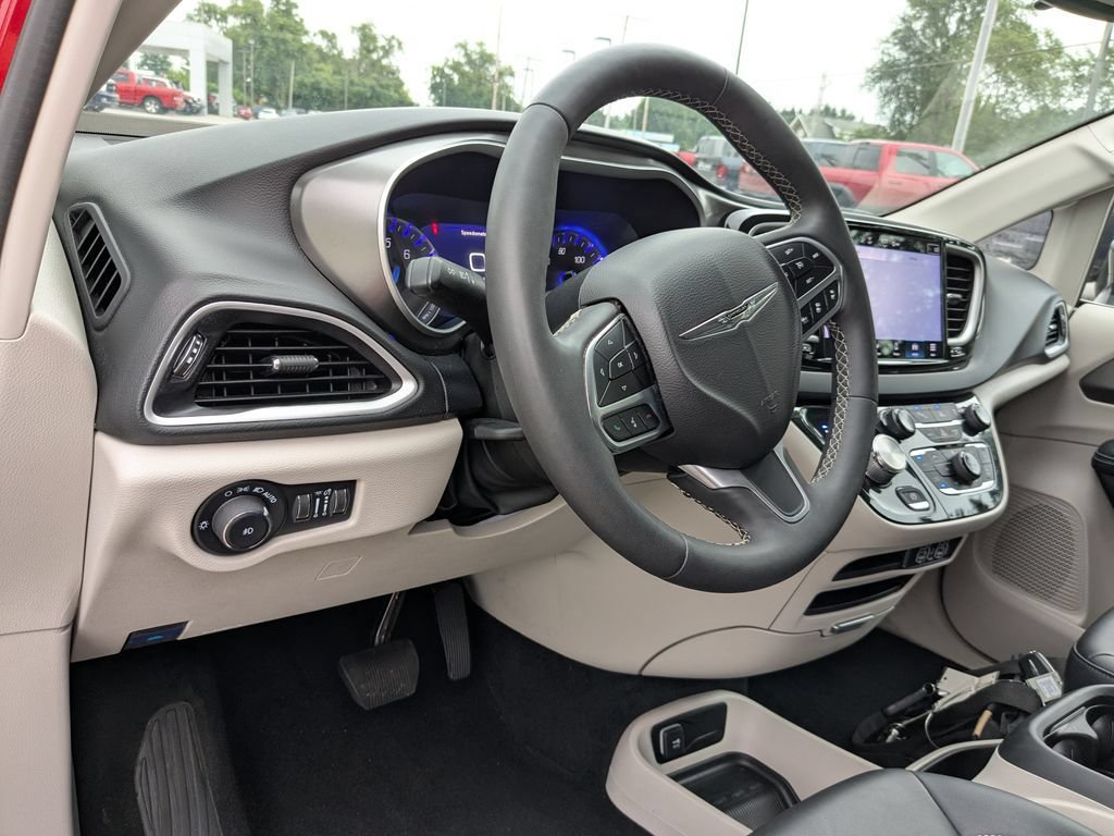 Used 2024 Chrysler Pacifica Touring-L FWD image 10