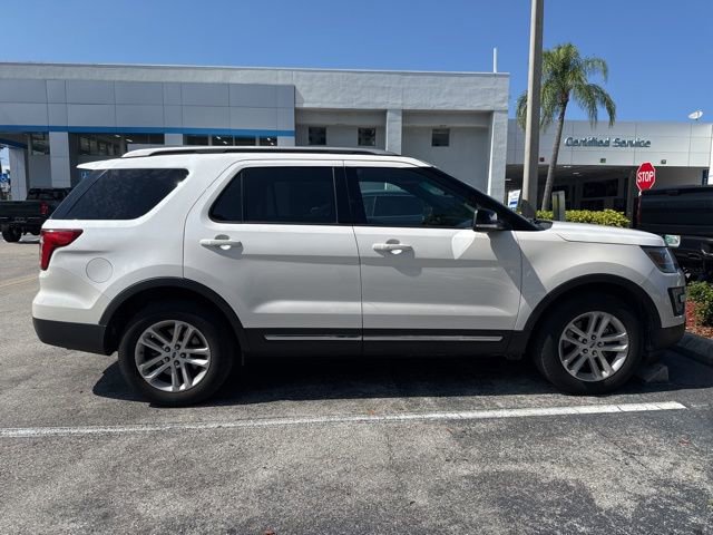 Used 2017 Ford Explorer XLT w/ Equipment Group 202A FWD image 7