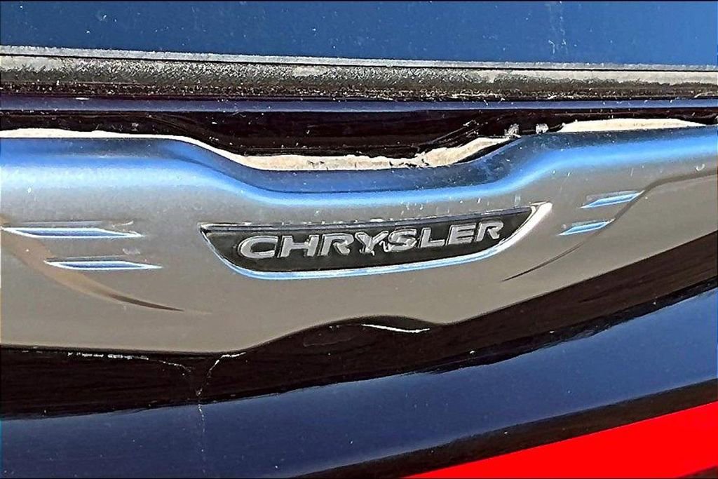 Used 2023 Chrysler Pacifica Touring-L image 11