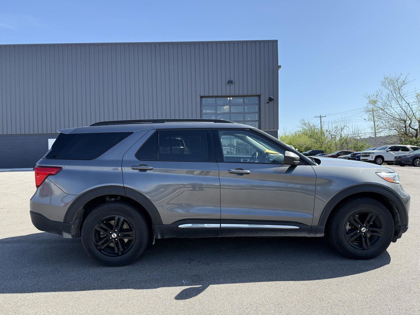Used 2022 Ford Explorer XLT w/ Equipment Group 202A AWD/4WD image 2