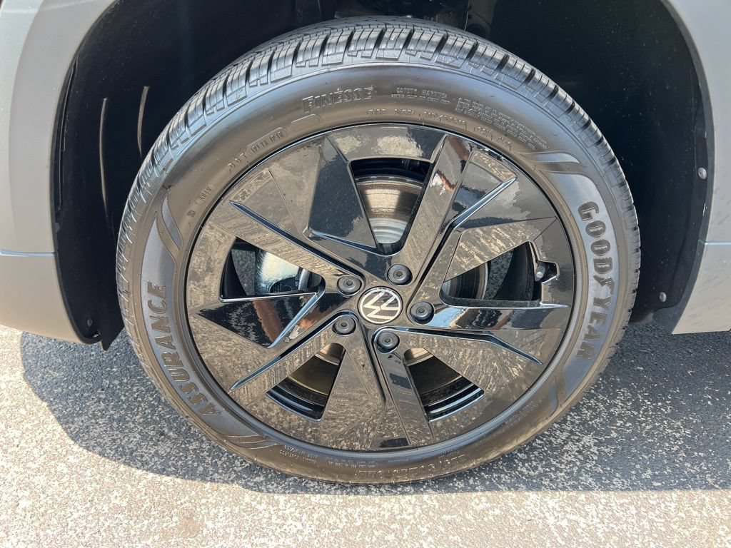 New 2025 Volkswagen Taos SE FWD image 7