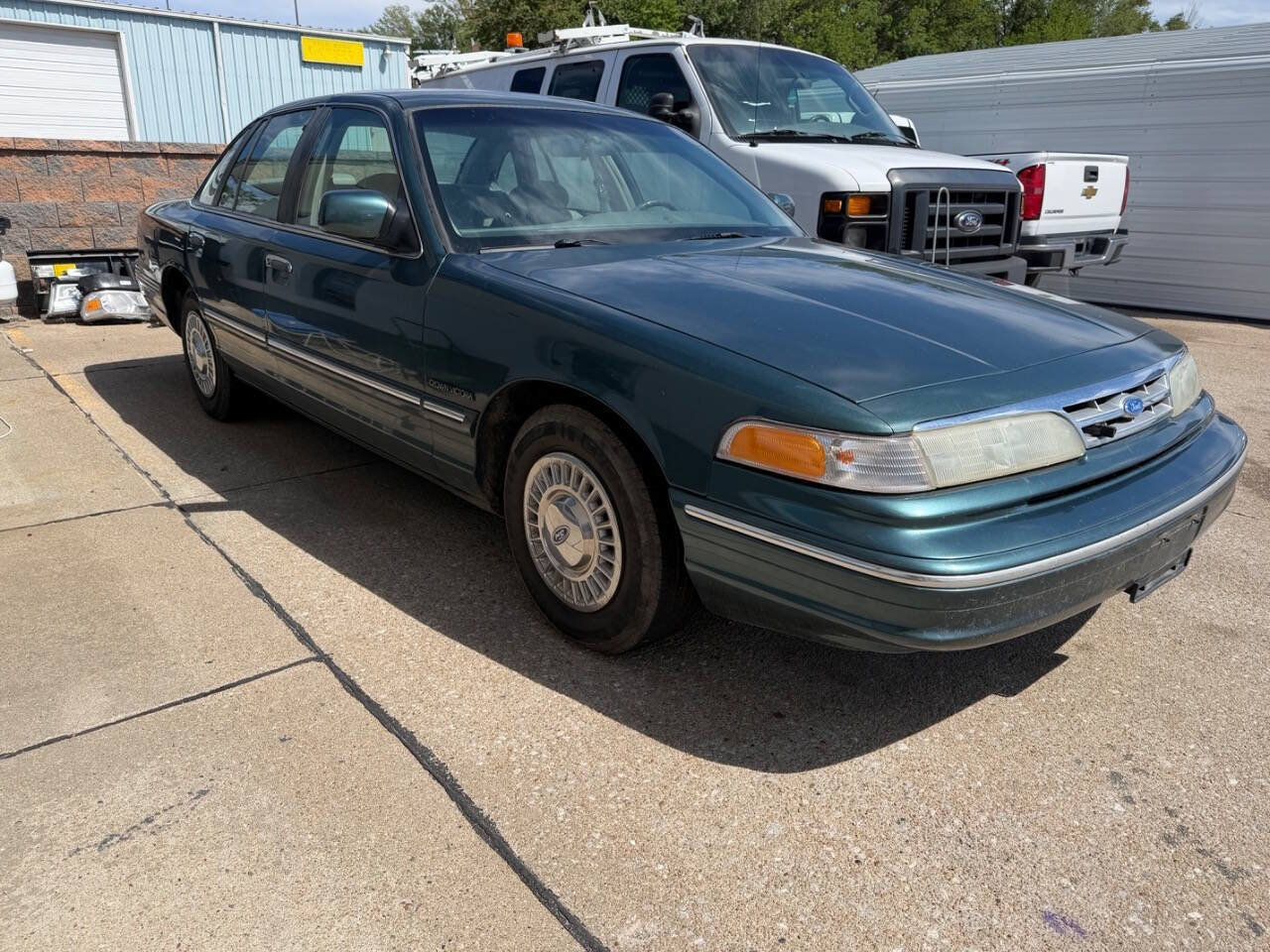 Used 1995 Ford Crown Victoria RWD image 1