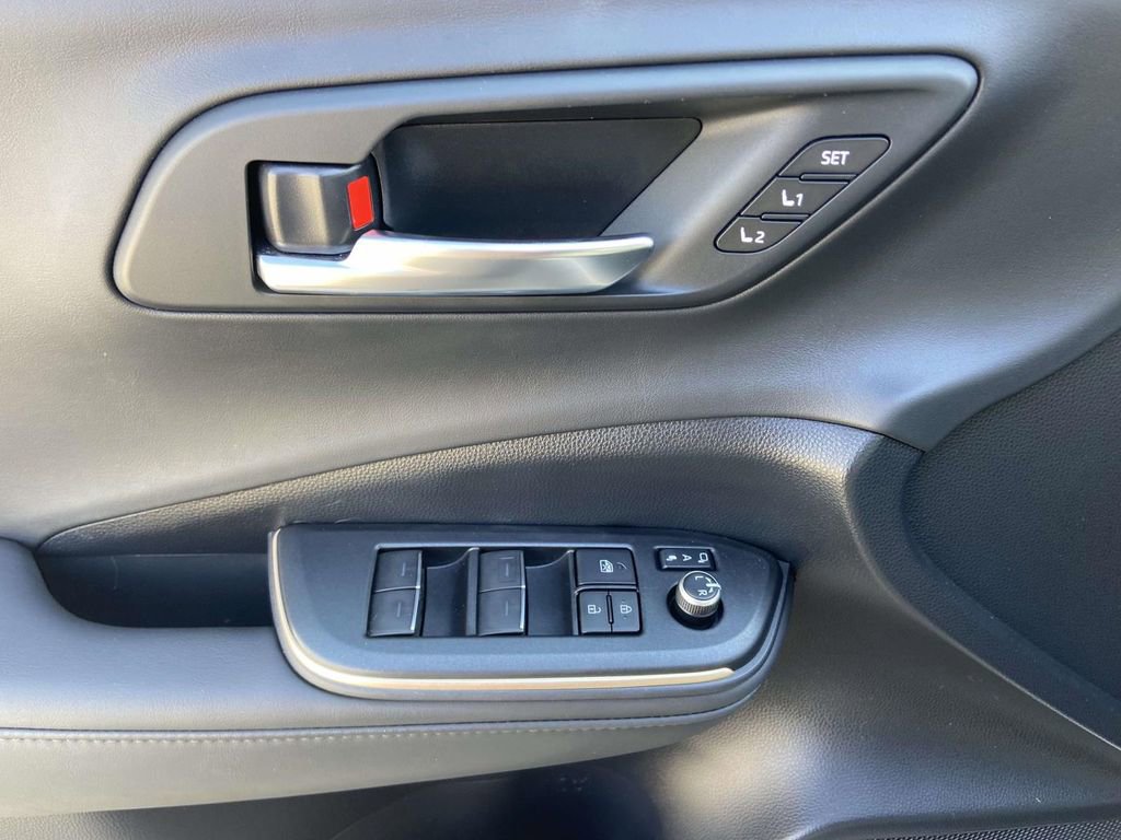 Used 2023 Toyota Crown Limited image 15