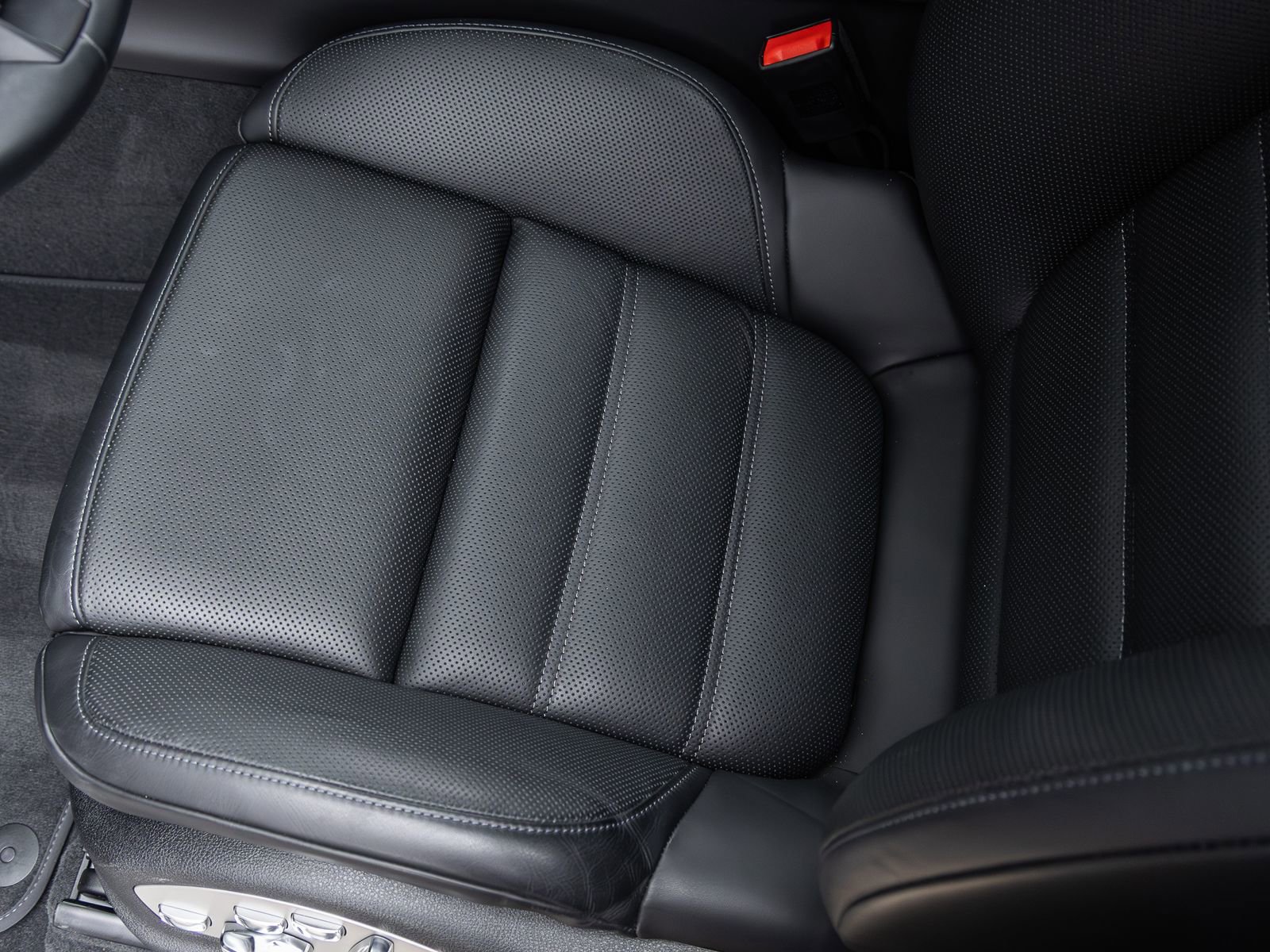 Certified 2022 Porsche Macan S image 28