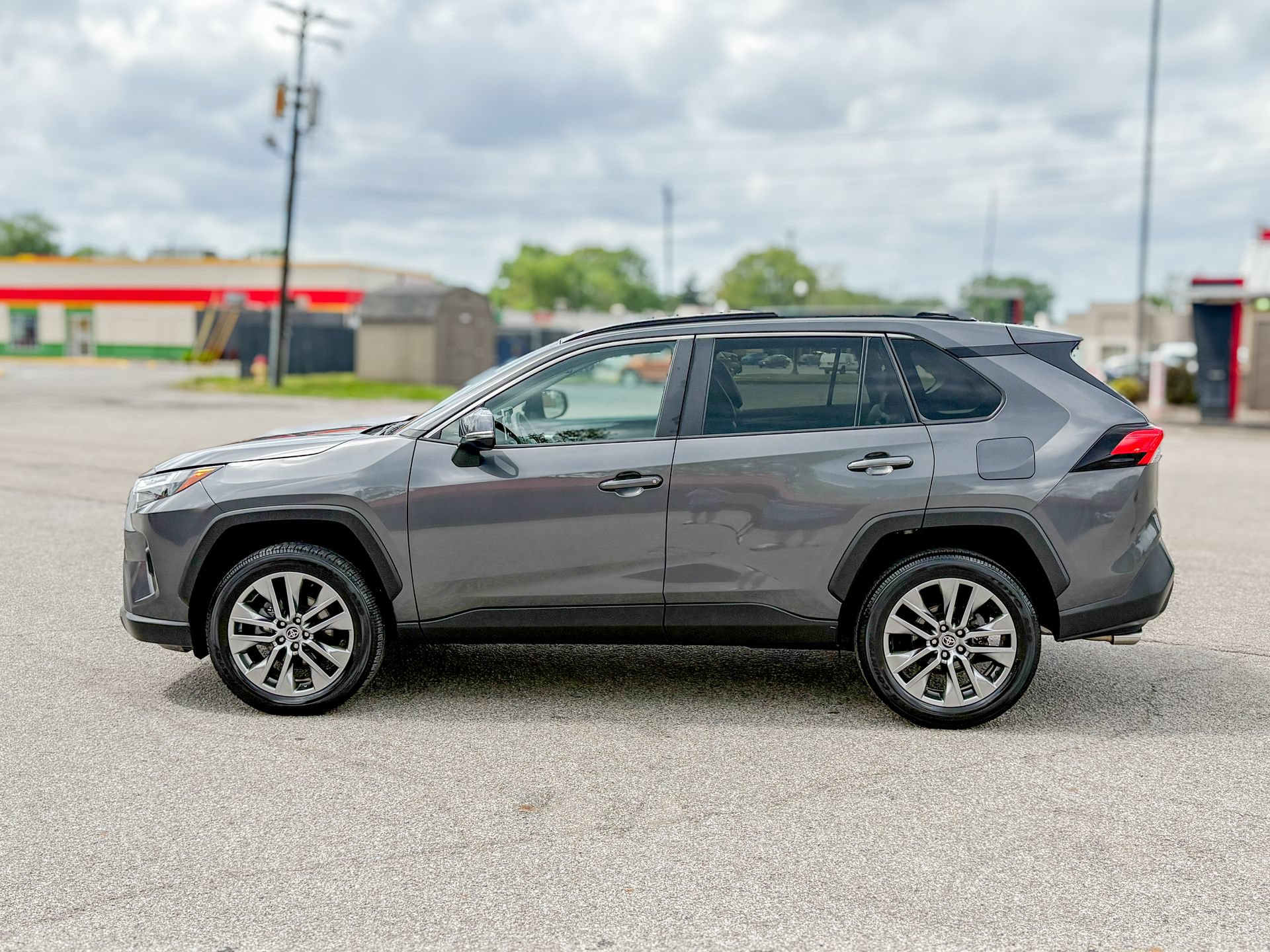 Used 2023 Toyota RAV4 XLE Premium FWD image 7