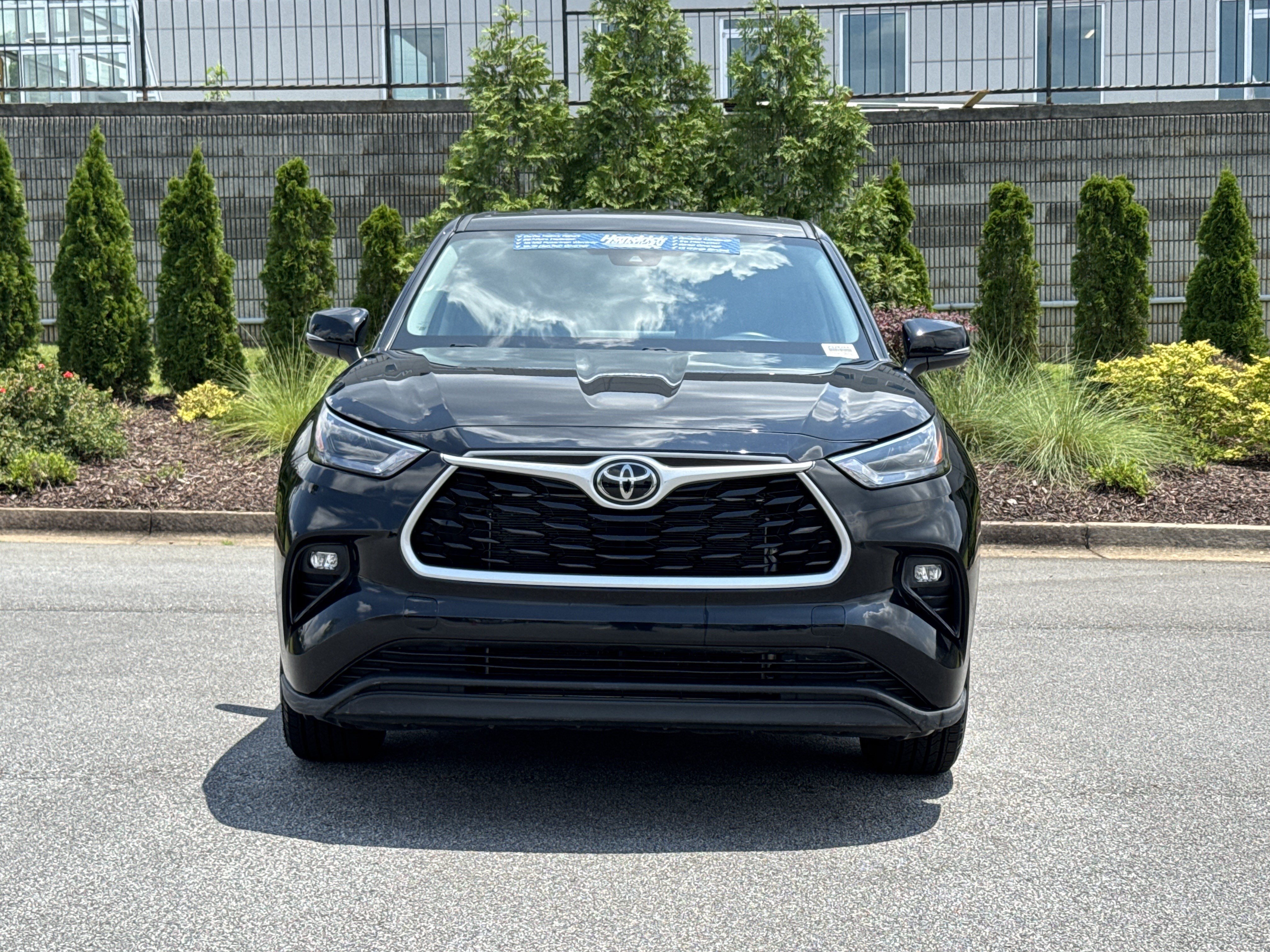 Used 2025 Toyota Highlander LE FWD image 3