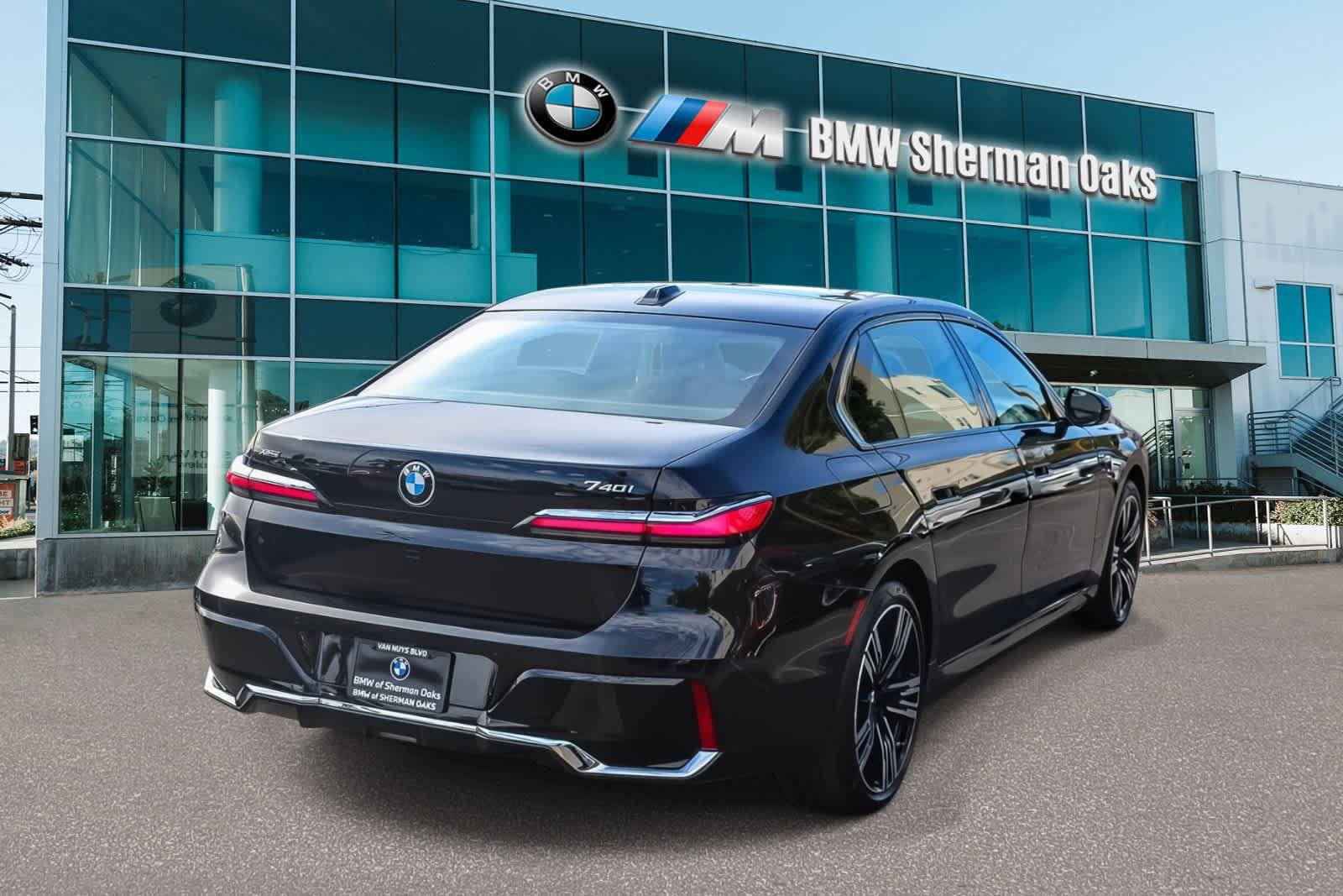 Used 2025 BMW 740i xDrive AWD/4WD image 4