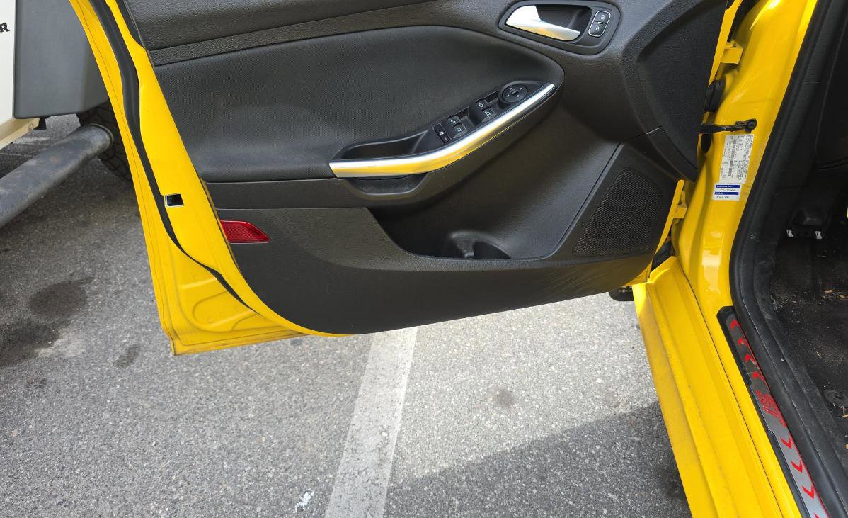 Used 2017 Ford Focus ST FWD image 10