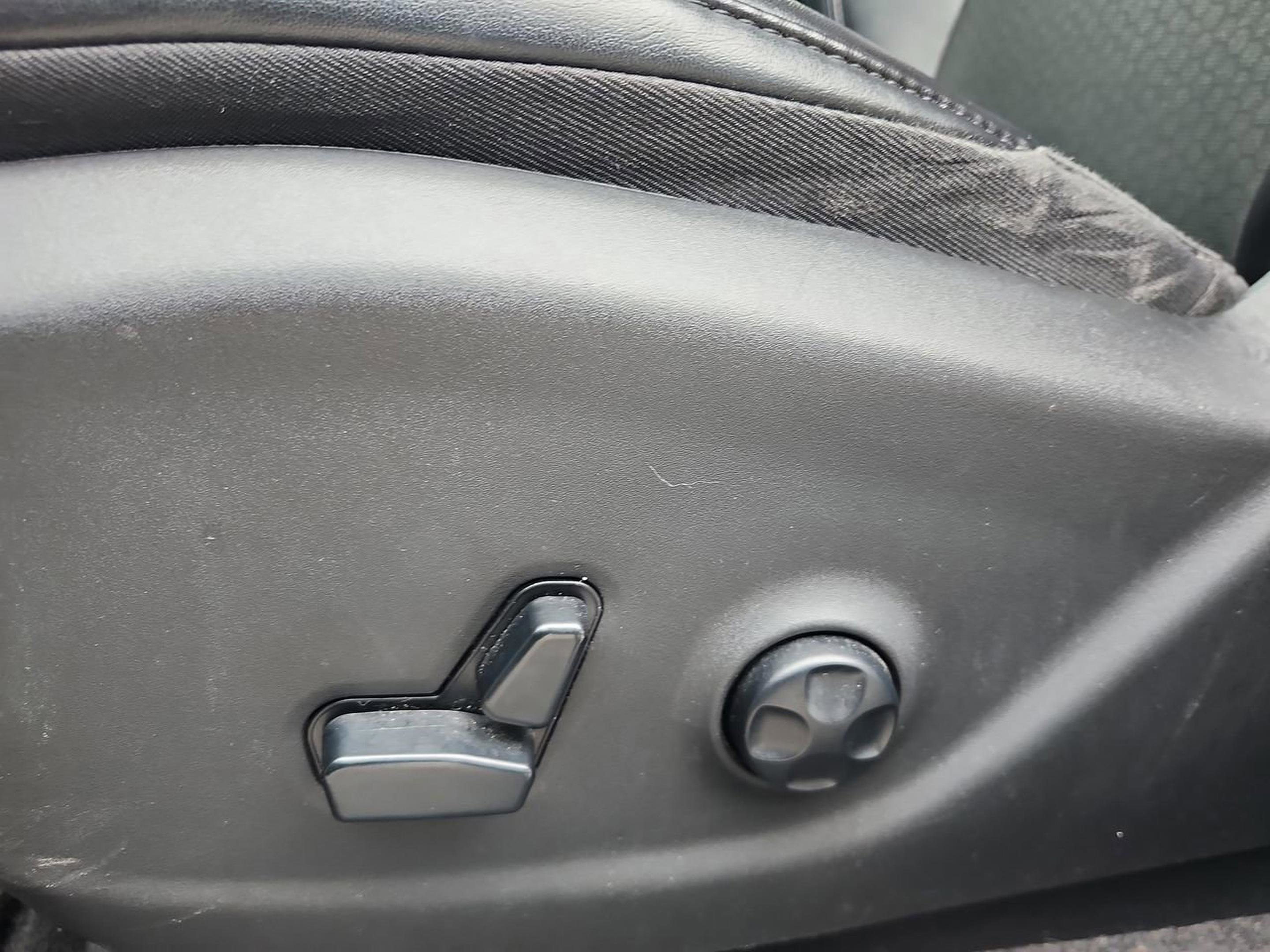 Used 2020 Jeep Cherokee Latitude Plus w/ Comfort/Convenience Group image 14