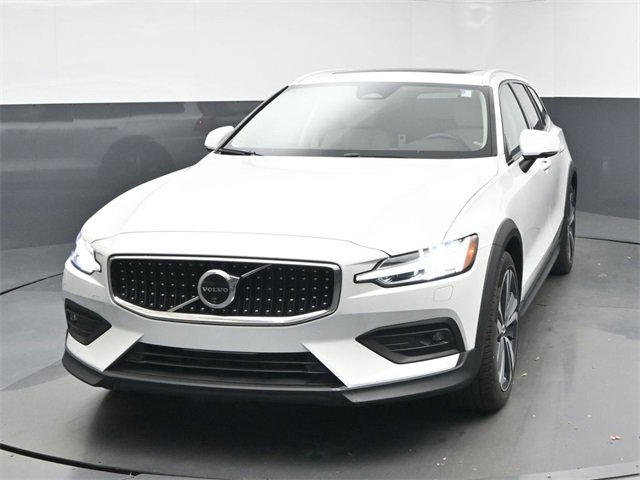 Used 2024 Volvo V60 B5 Cross Country Plus image 3