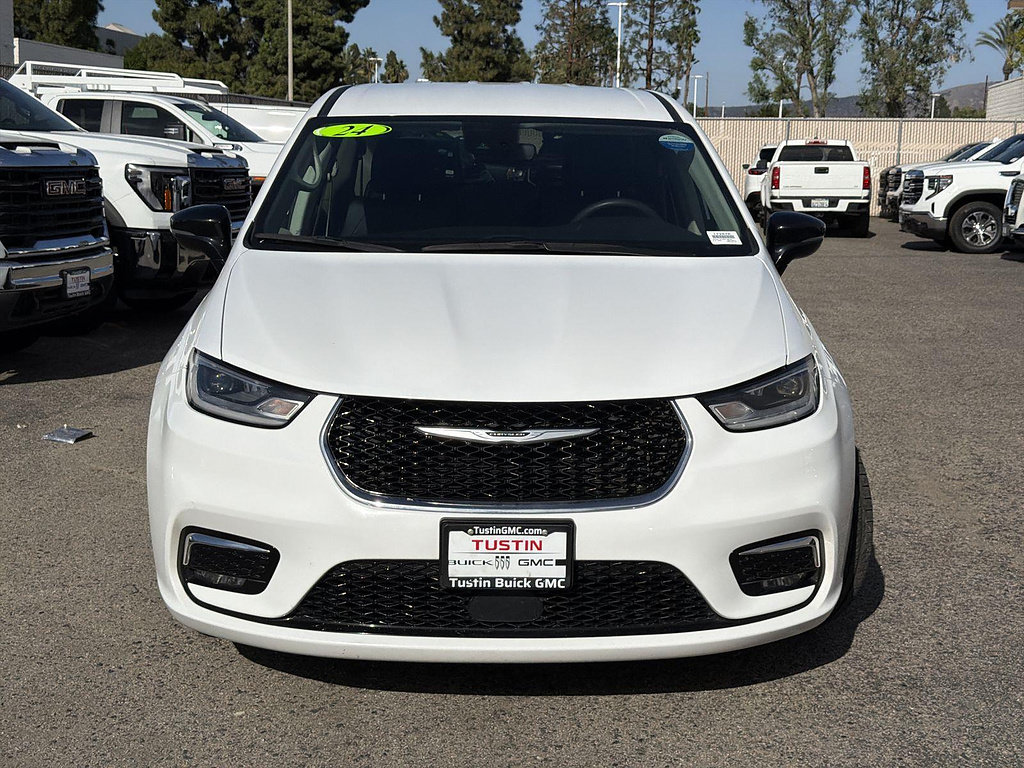 Used 2024 Chrysler Pacifica Limited FWD image 2
