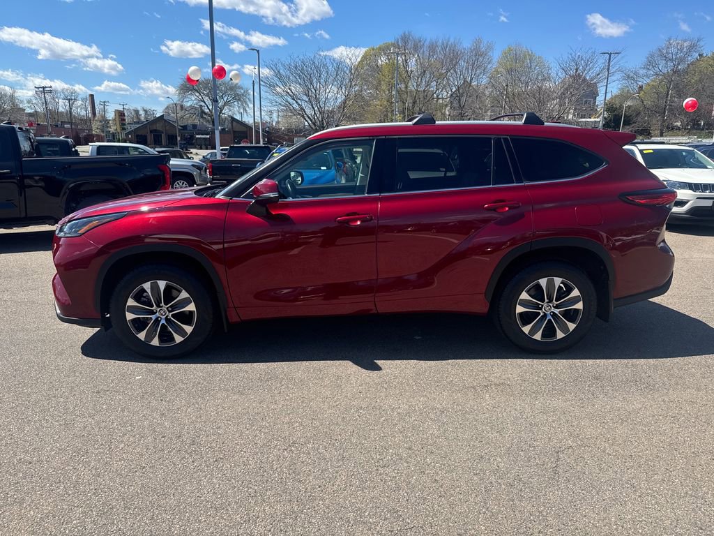 Used 2022 Toyota Highlander XLE AWD/4WD image 4