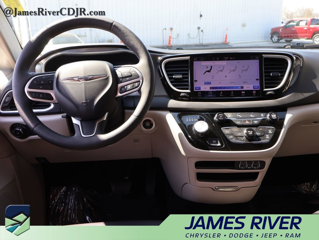 Used 2024 Chrysler Pacifica Touring-L FWD image 18