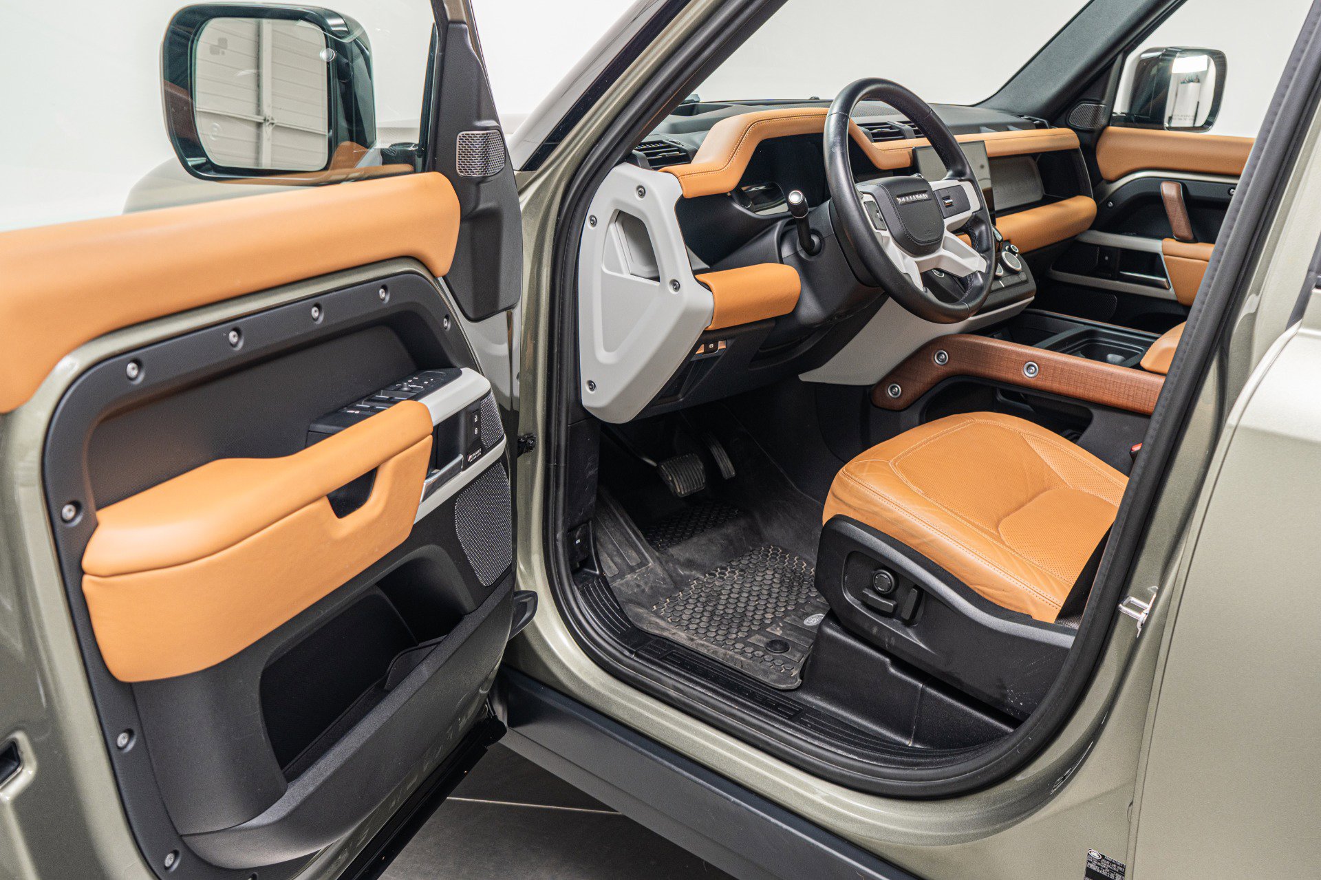 Used 2024 Land Rover Defender 110 SE image 23