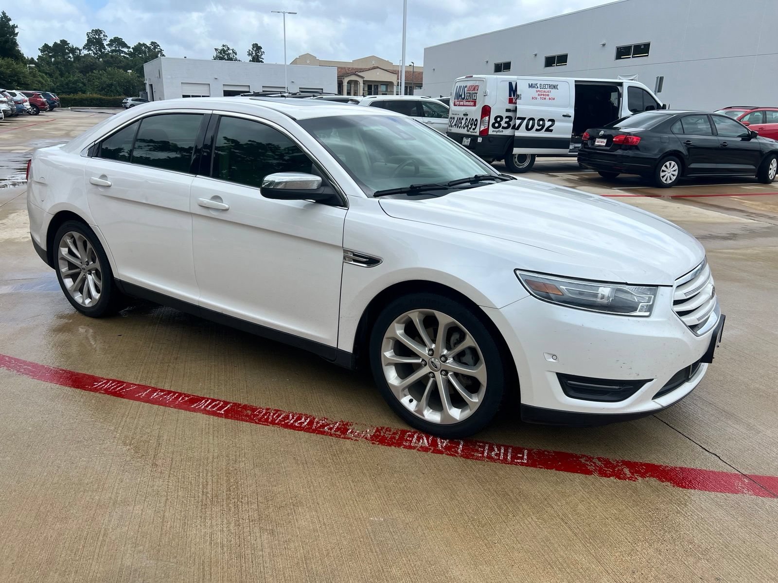 Used 2013 Ford Taurus Limited FWD image 2