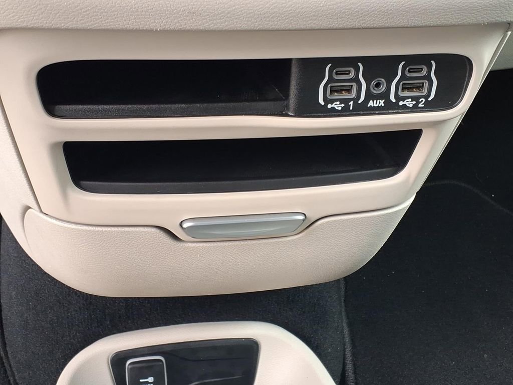 Used 2023 Chrysler Pacifica Touring-L FWD image 18