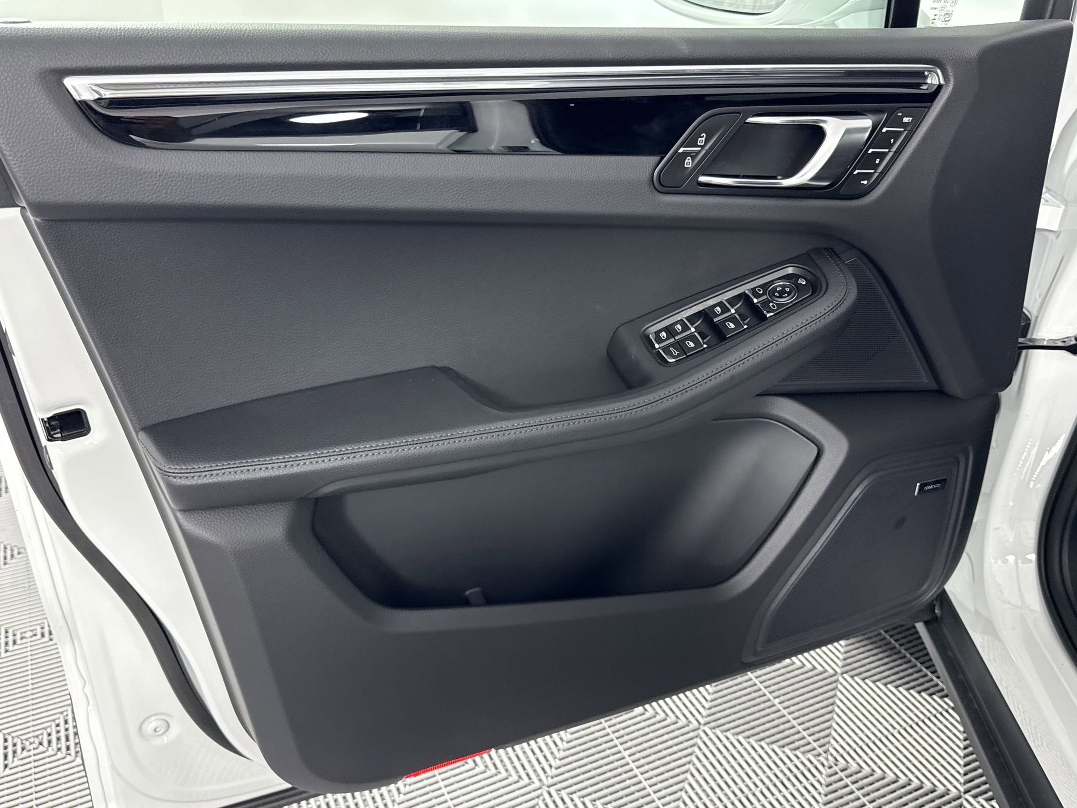 New 2025 Porsche Macan image 14