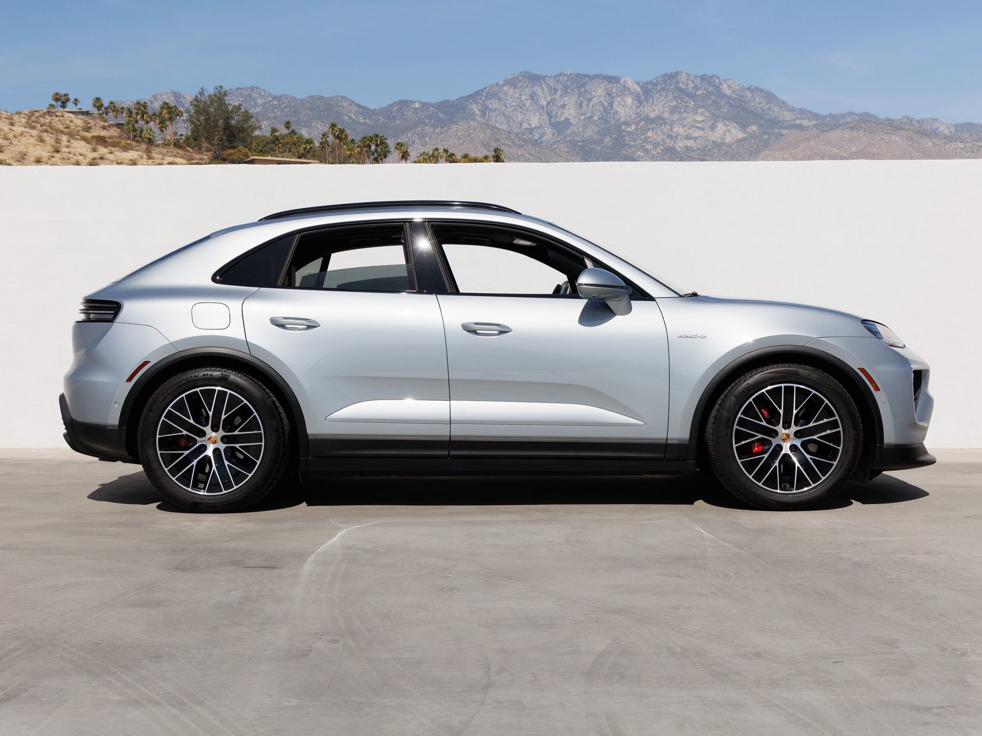 Certified 2025 Porsche Macan 4S Electric AWD/4WD image 8