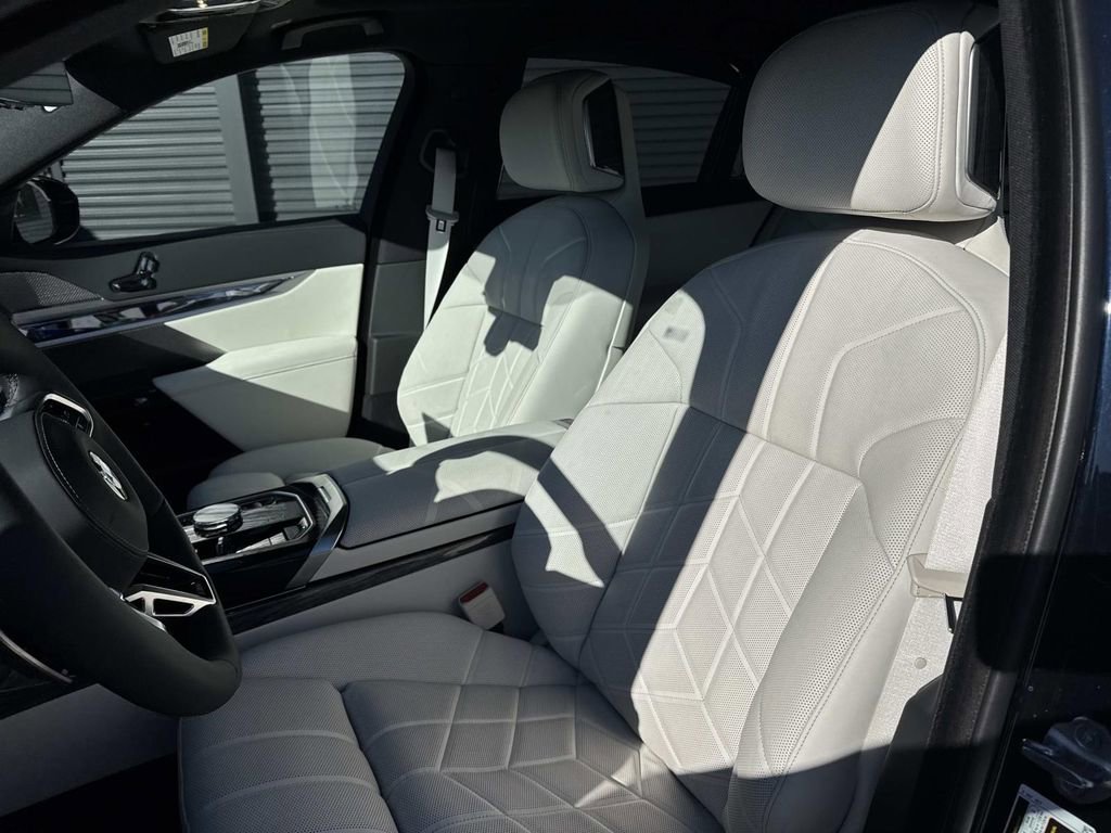 Used 2024 BMW 760i xDrive image 5