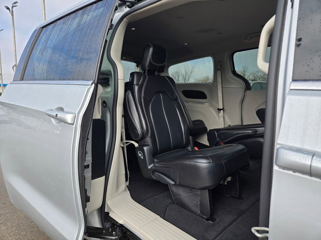 Used 2024 Chrysler Pacifica Touring-L FWD image 41