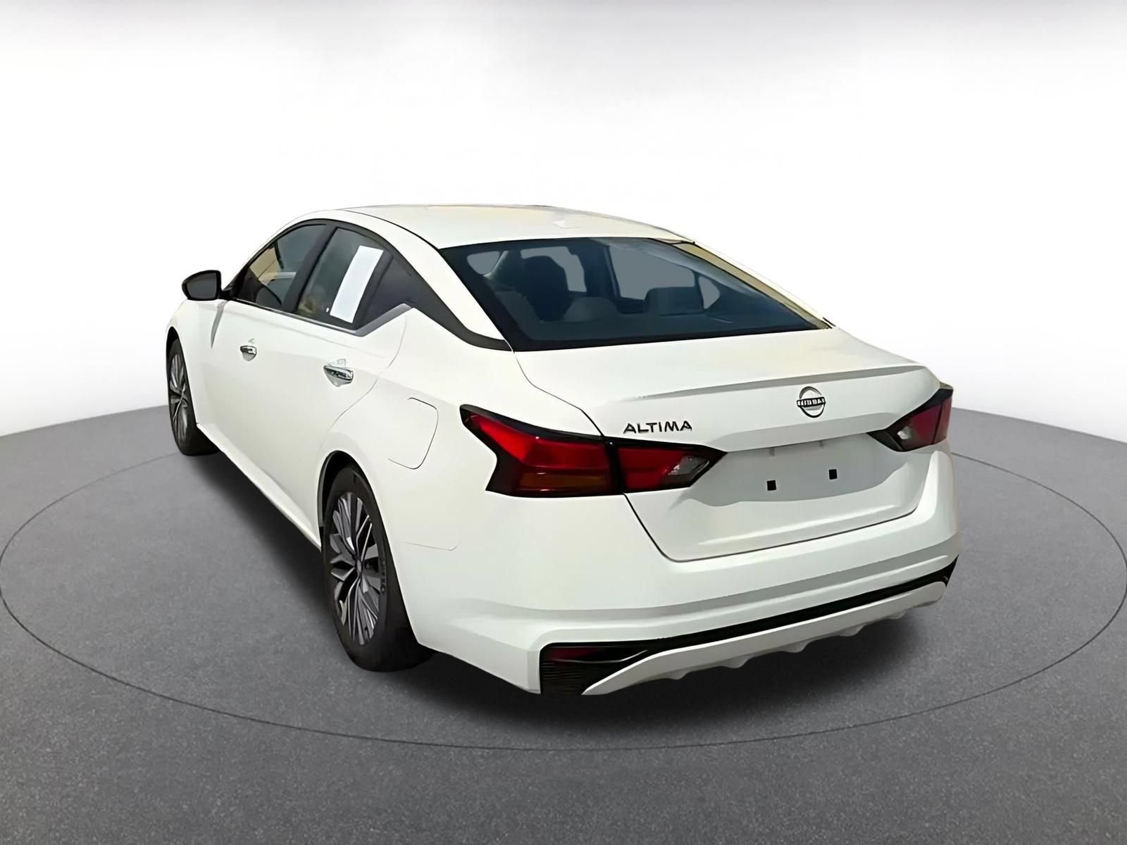 Used 2025 Nissan Altima 2.5 SV FWD image 3