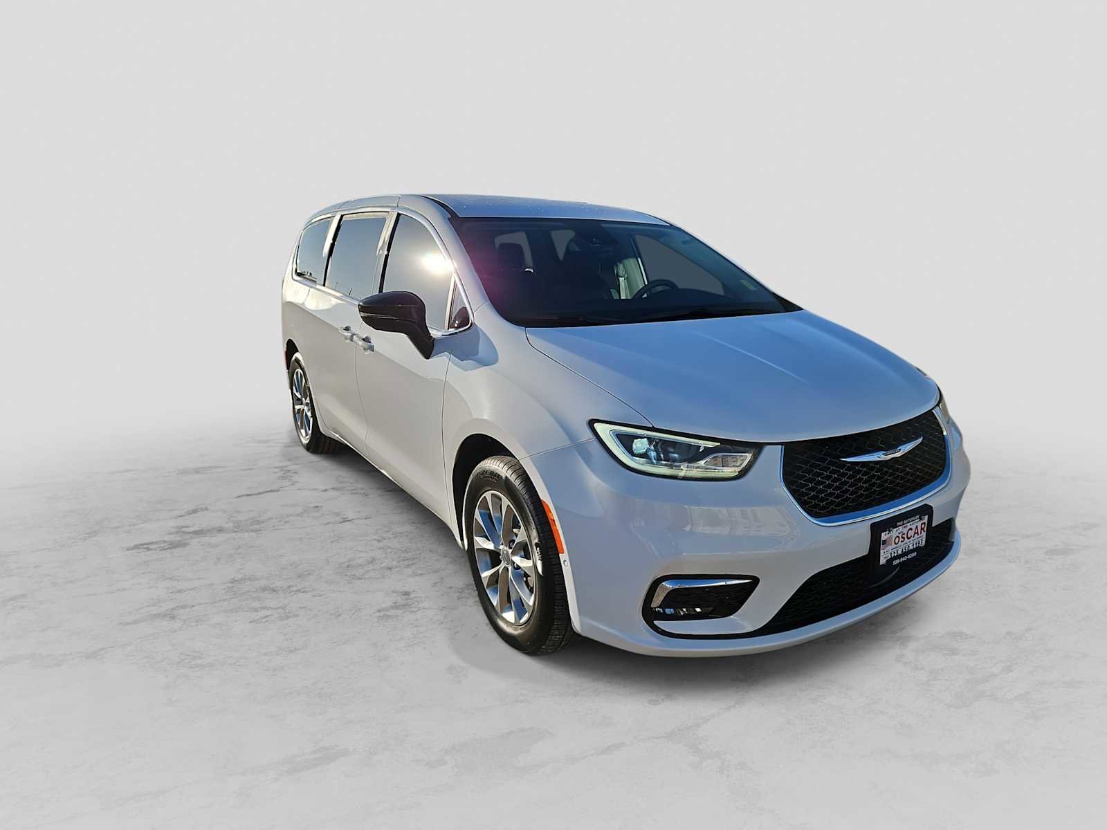 Used 2024 Chrysler Pacifica Touring-L image 2