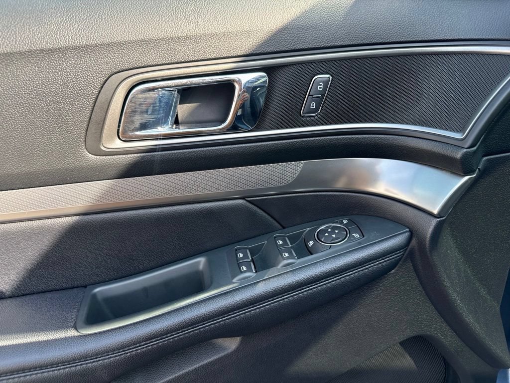 Used 2019 Ford Explorer XLT w/ Equipment Group 202A AWD/4WD image 14
