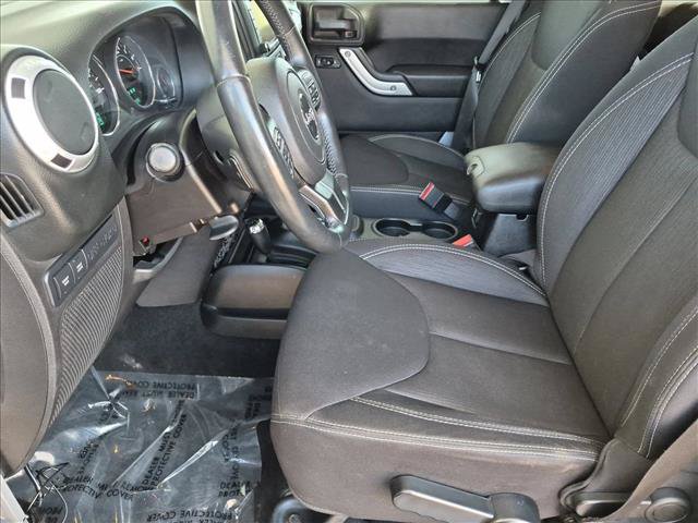 Used 2014 Jeep Wrangler Unlimited Rubicon w/ Connectivity Group AWD/4WD image 16