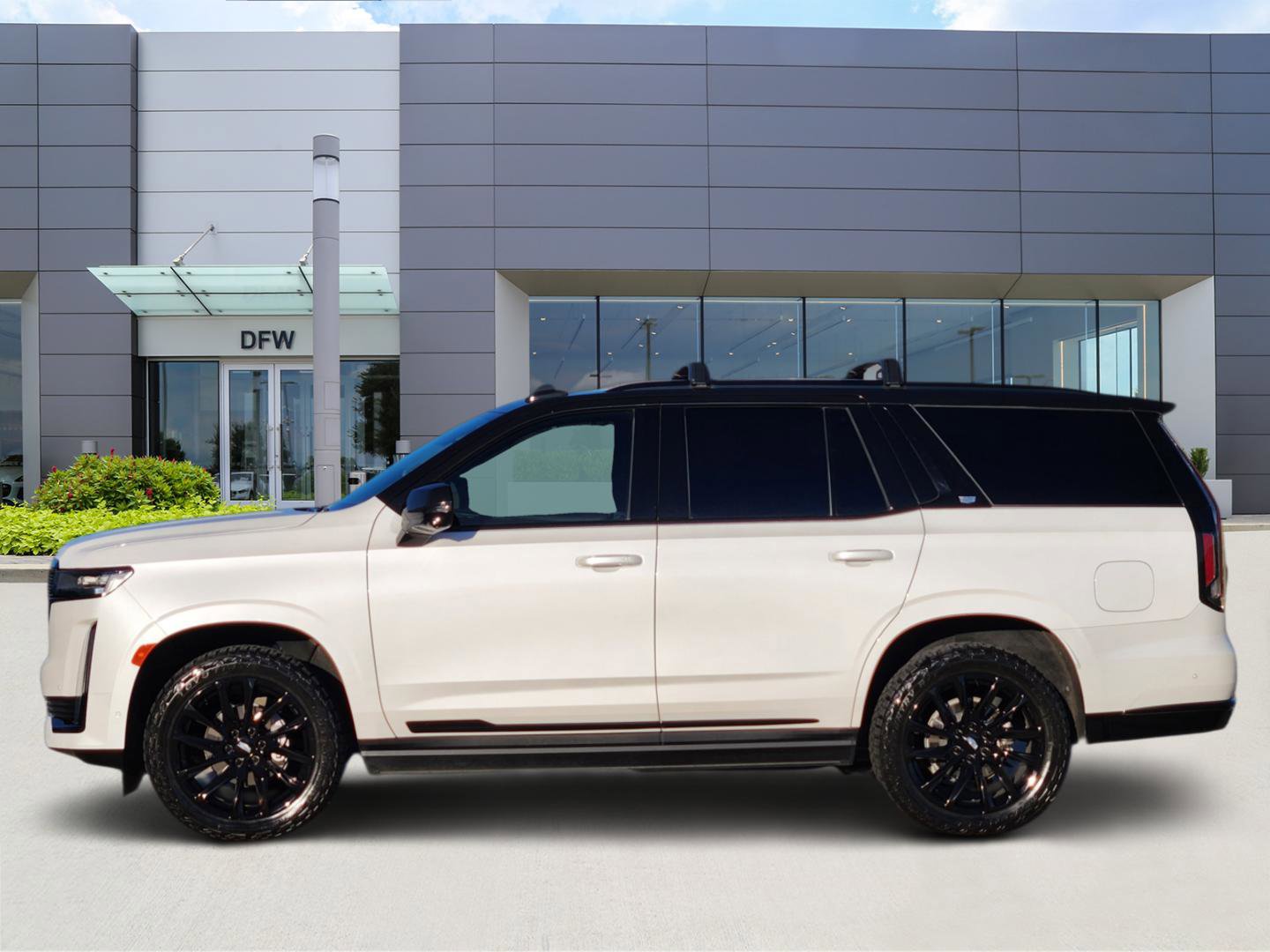 Used 2023 Cadillac Escalade Sport Platinum w/ LPO, ONYX Package image 3