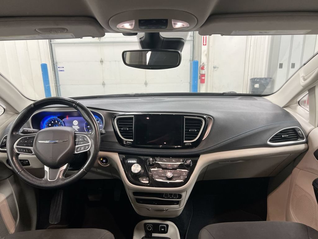 Used 2021 Chrysler Pacifica Touring w/ Uconnect Theater Family Group FWD image 10