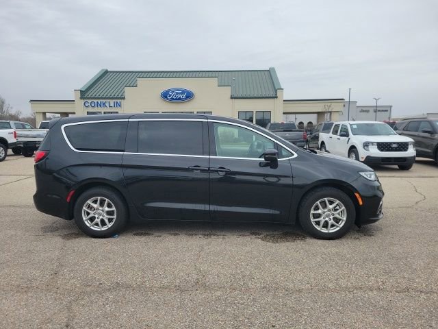 Used 2023 Chrysler Pacifica Touring-L image 22